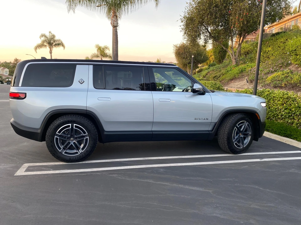 2026 Rivian R1S - Image 9 of 31