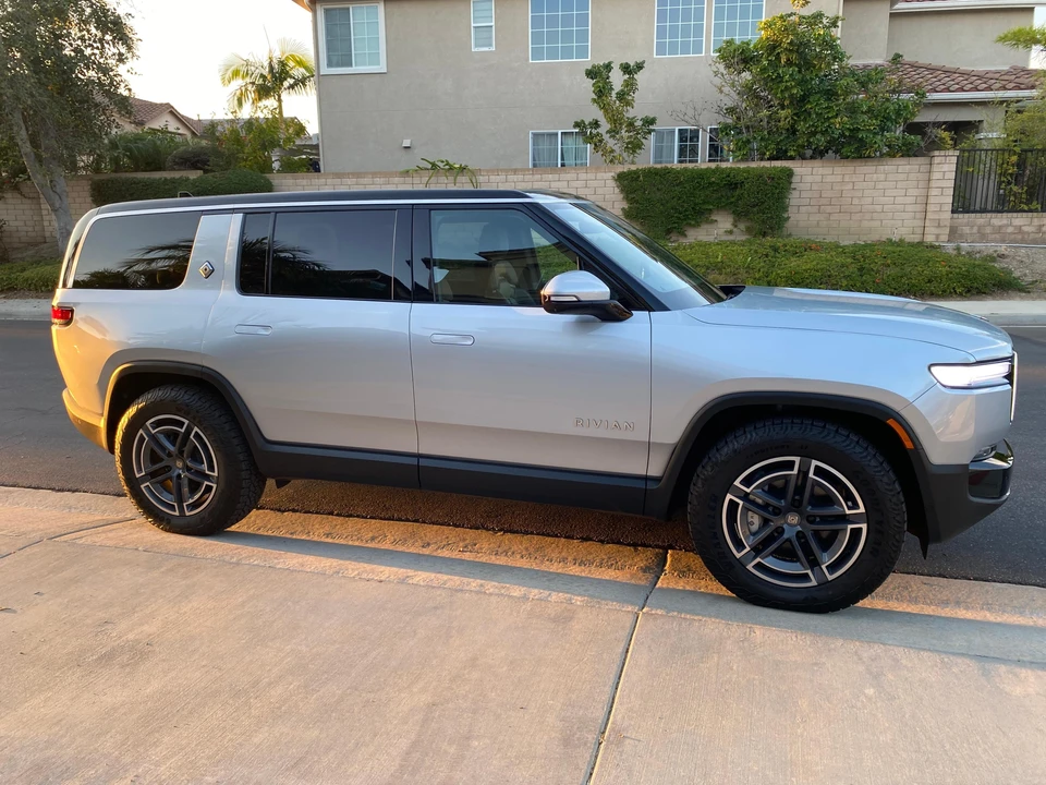 2026 Rivian R1S - Image 13 of 31