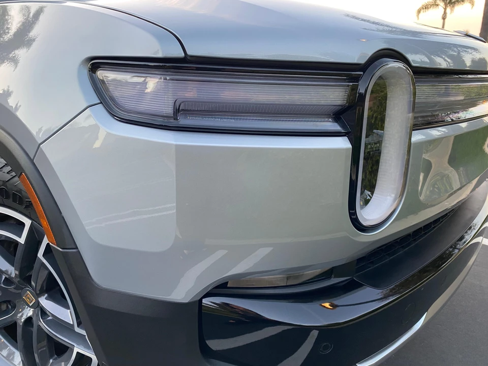 2026 Rivian R1S - Image 14 of 31