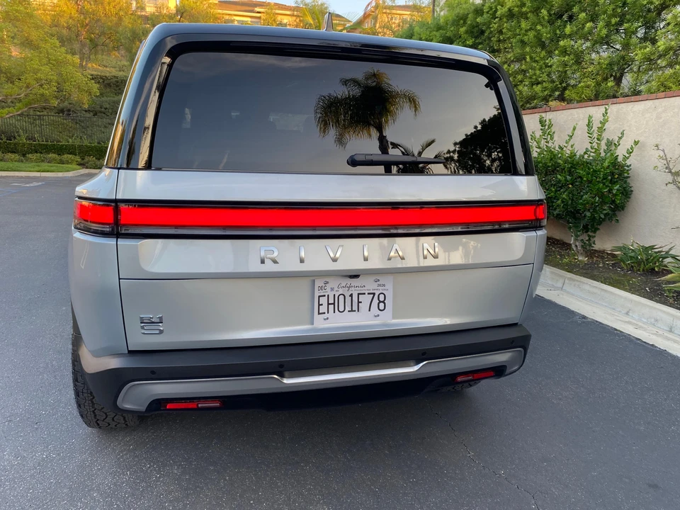 2026 Rivian R1S - Image 12 of 31