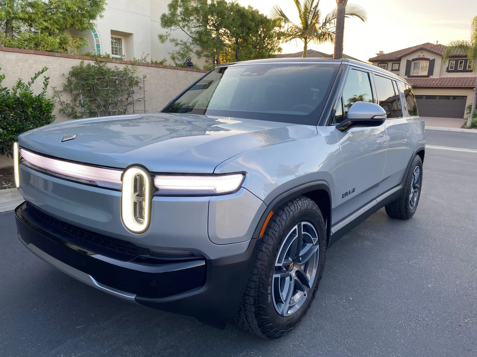 2026 Rivian R1S - Image 11 of 31