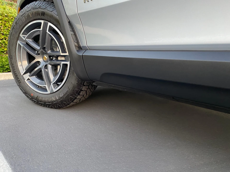 2026 Rivian R1S - Image 17 of 31