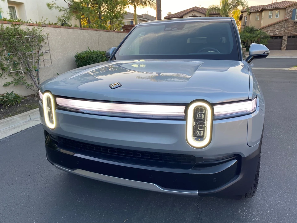 2026 Rivian R1S - Image 10 of 31