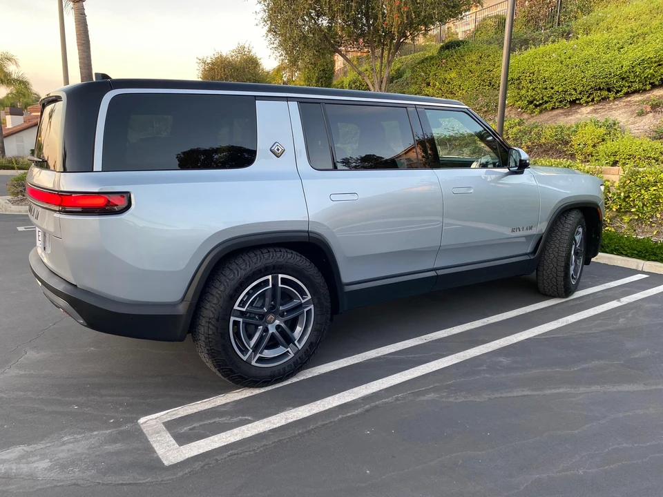 2026 Rivian R1S - Image 8 of 31