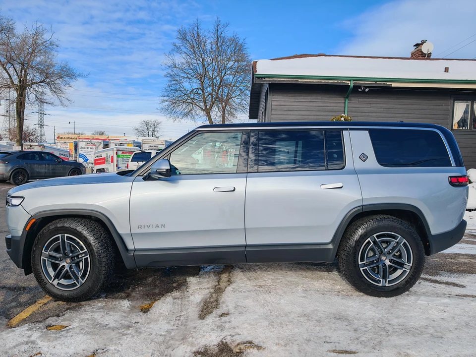 2026 Rivian R1S - Image 15 of 31