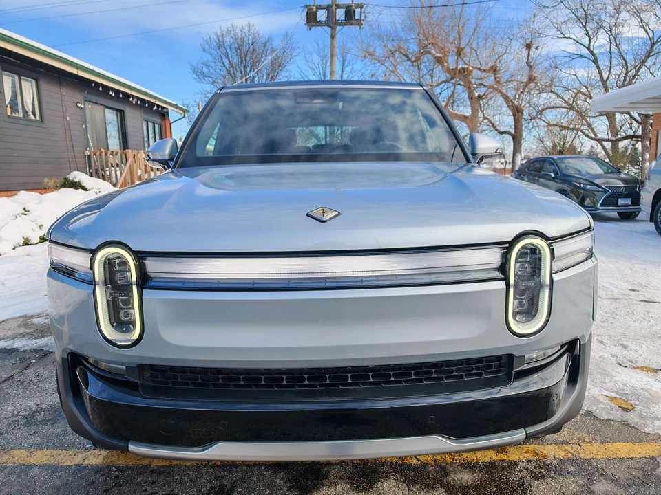 2026 Rivian R1S - Image 8 of 31