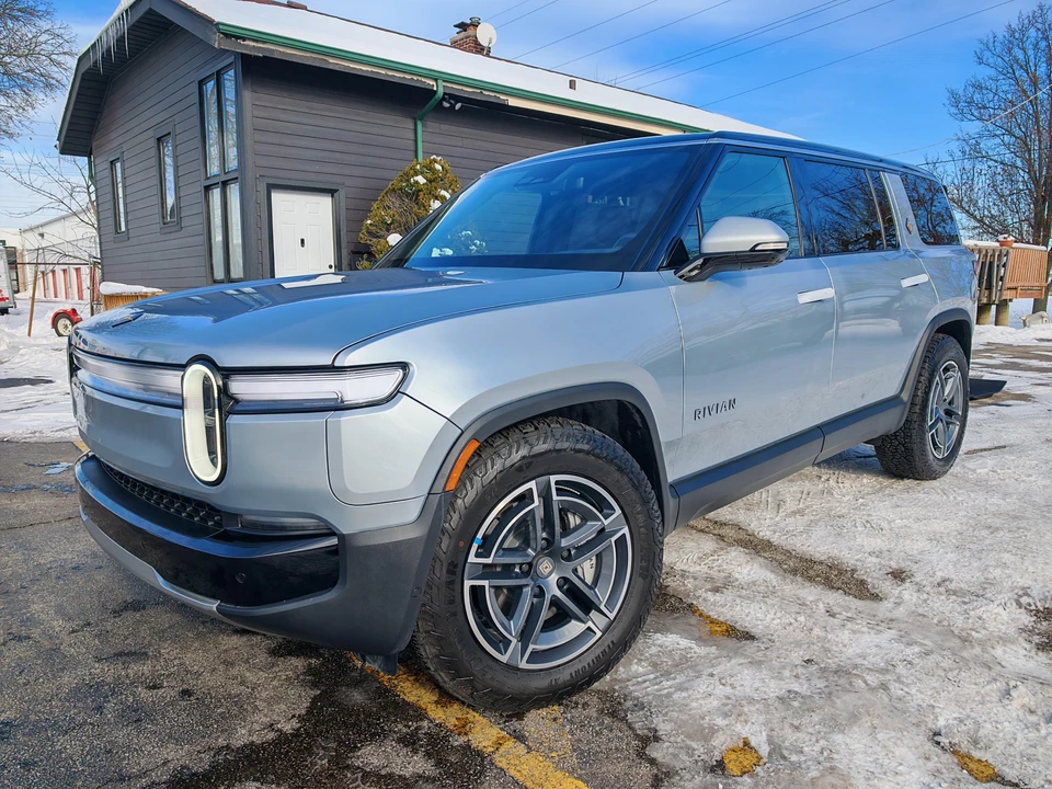 2026 Rivian R1S - Image 14 of 31