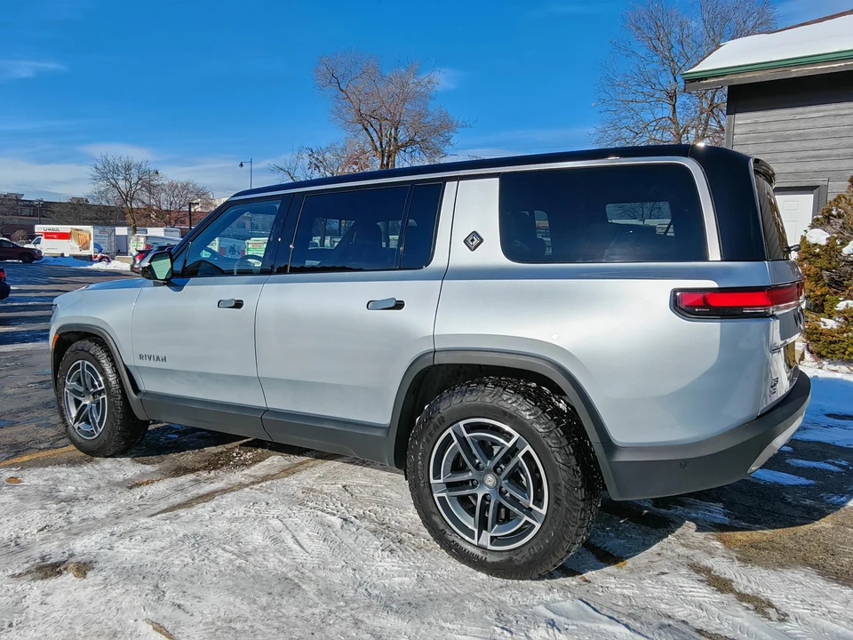 2026 Rivian R1S - Image 21 of 31