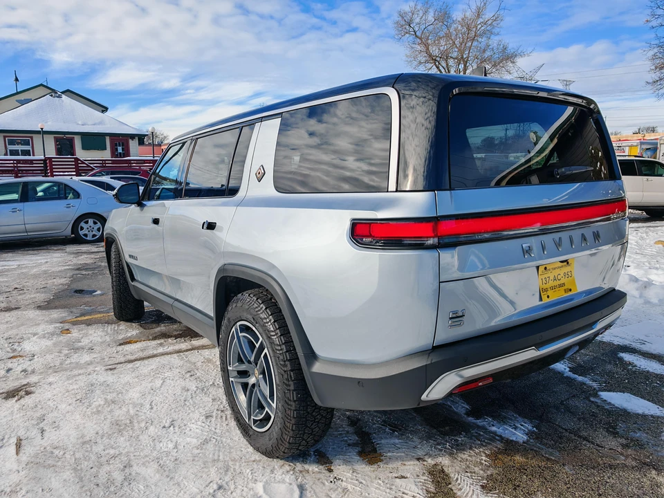 2026 Rivian R1S - Image 30 of 31