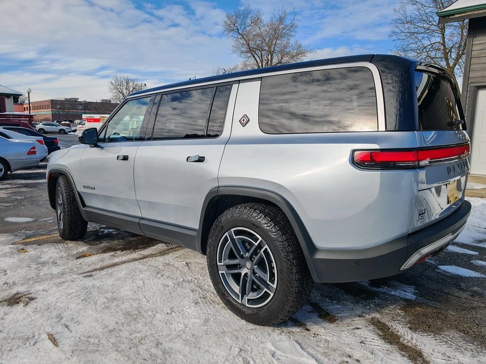 2026 Rivian R1S - Image 24 of 31