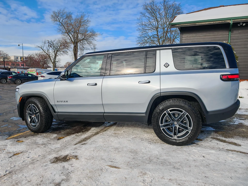 2026 Rivian R1S - Image 18 of 31