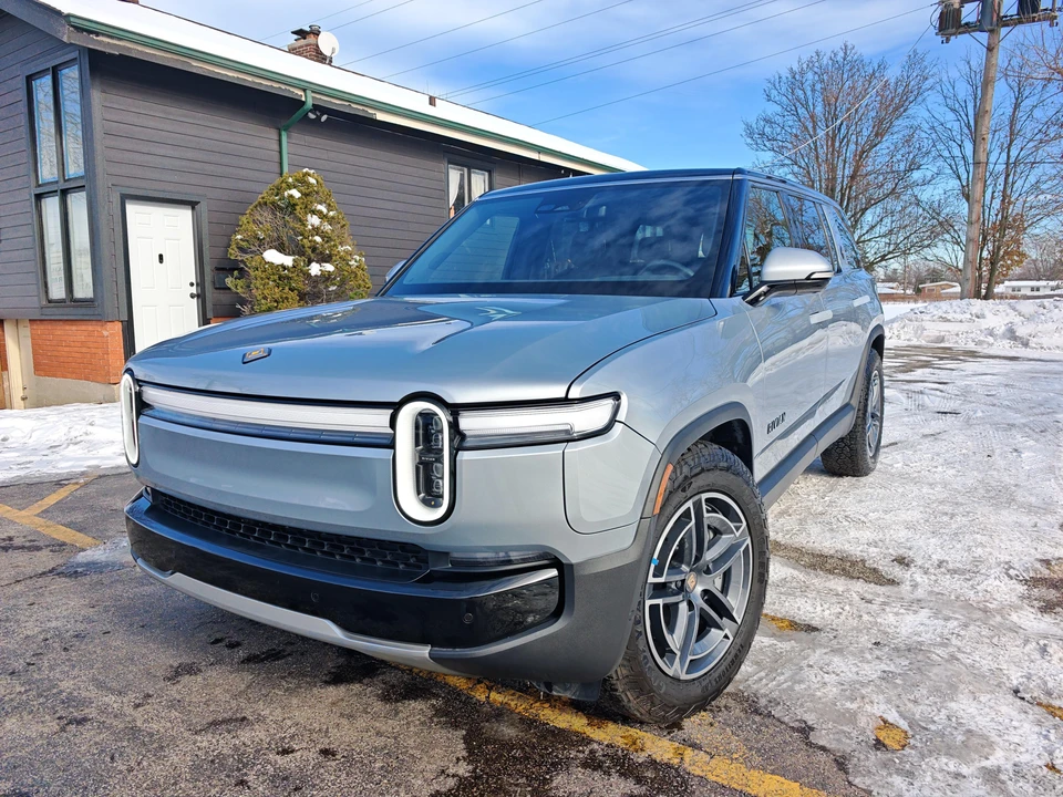 2026 Rivian R1S - Image 11 of 31