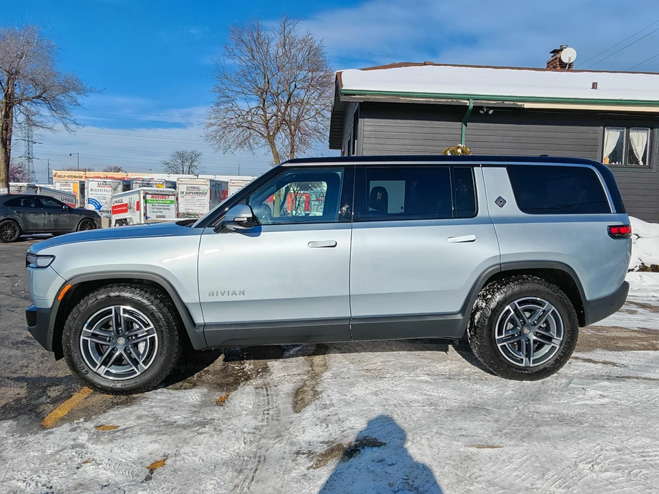 2026 Rivian R1S - Image 16 of 31
