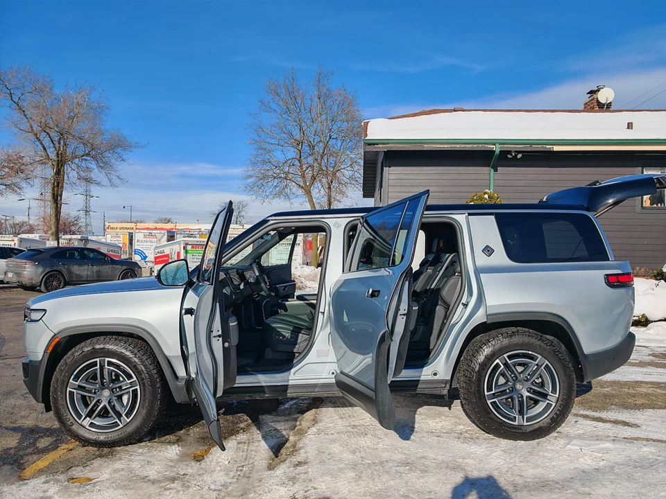 2026 Rivian R1S - Image 17 of 31