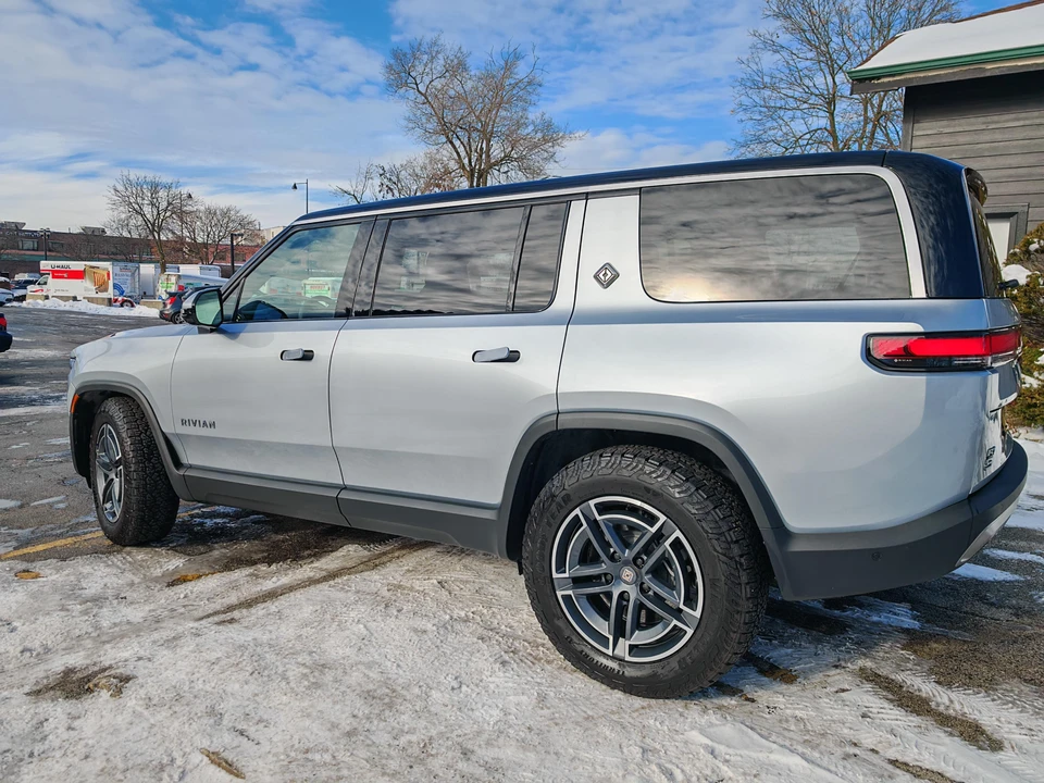 2026 Rivian R1S - Image 20 of 31
