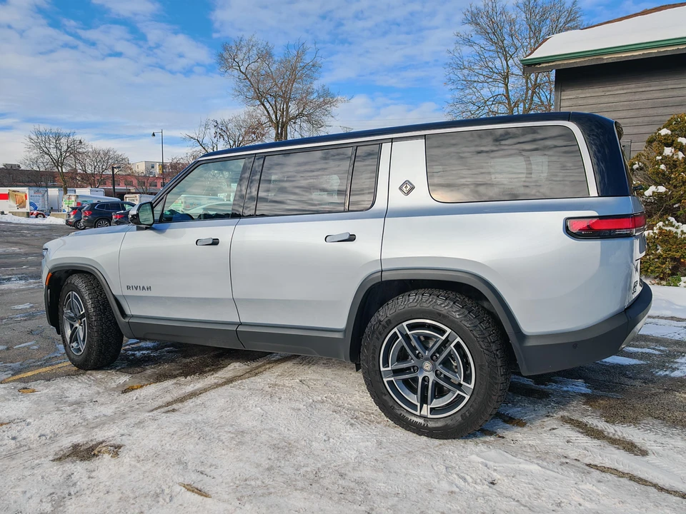 2026 Rivian R1S - Image 19 of 31