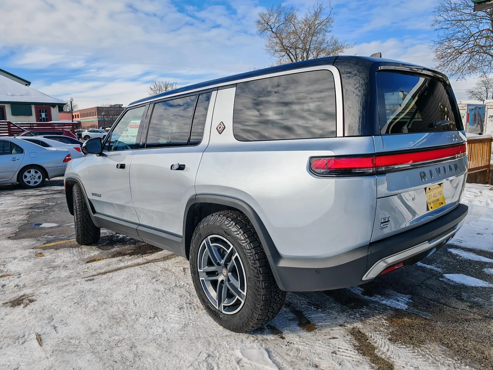 2026 Rivian R1S - Image 27 of 31
