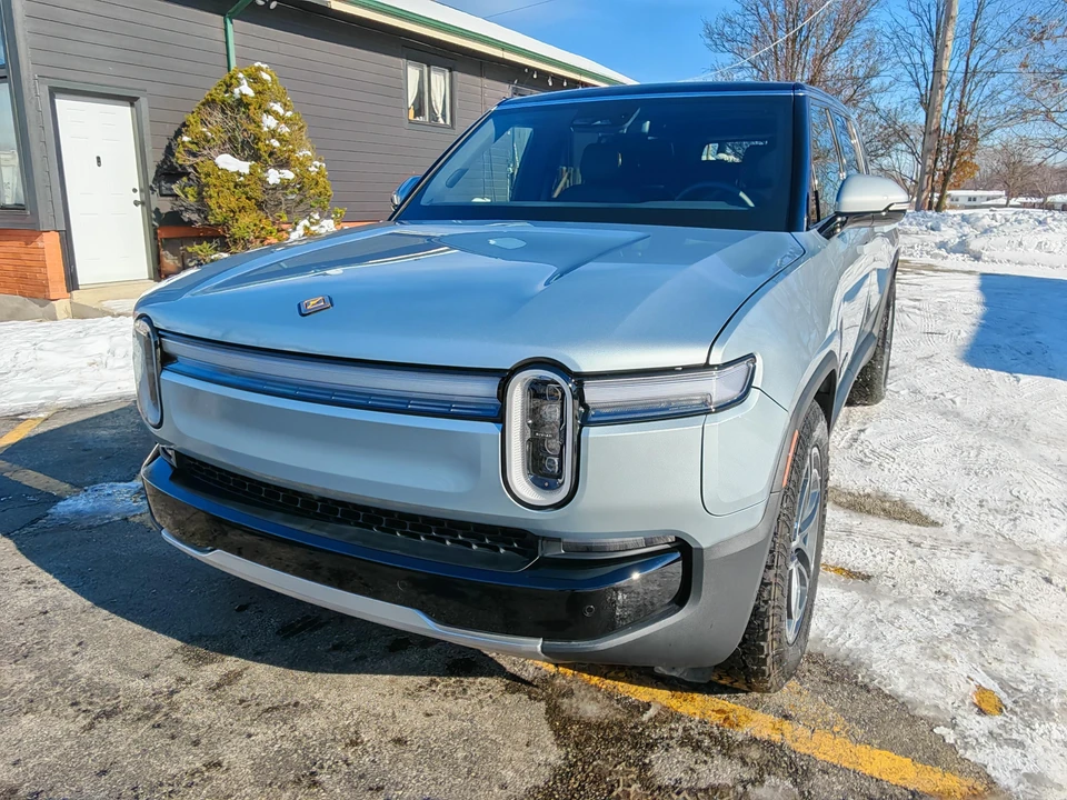 2026 Rivian R1S - Image 10 of 31