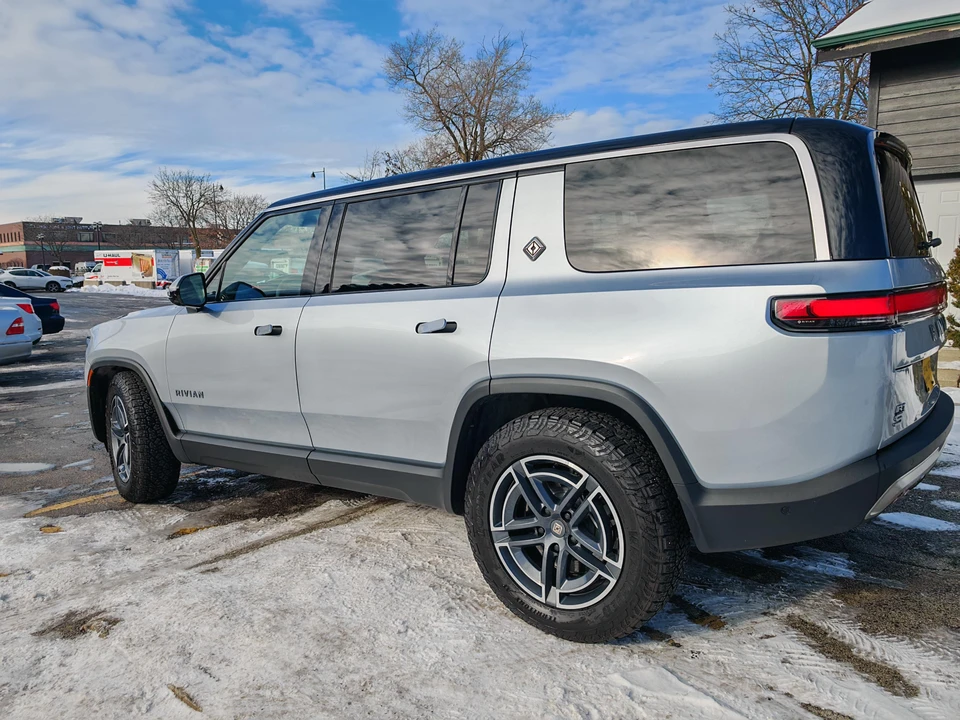 2026 Rivian R1S - Image 22 of 31