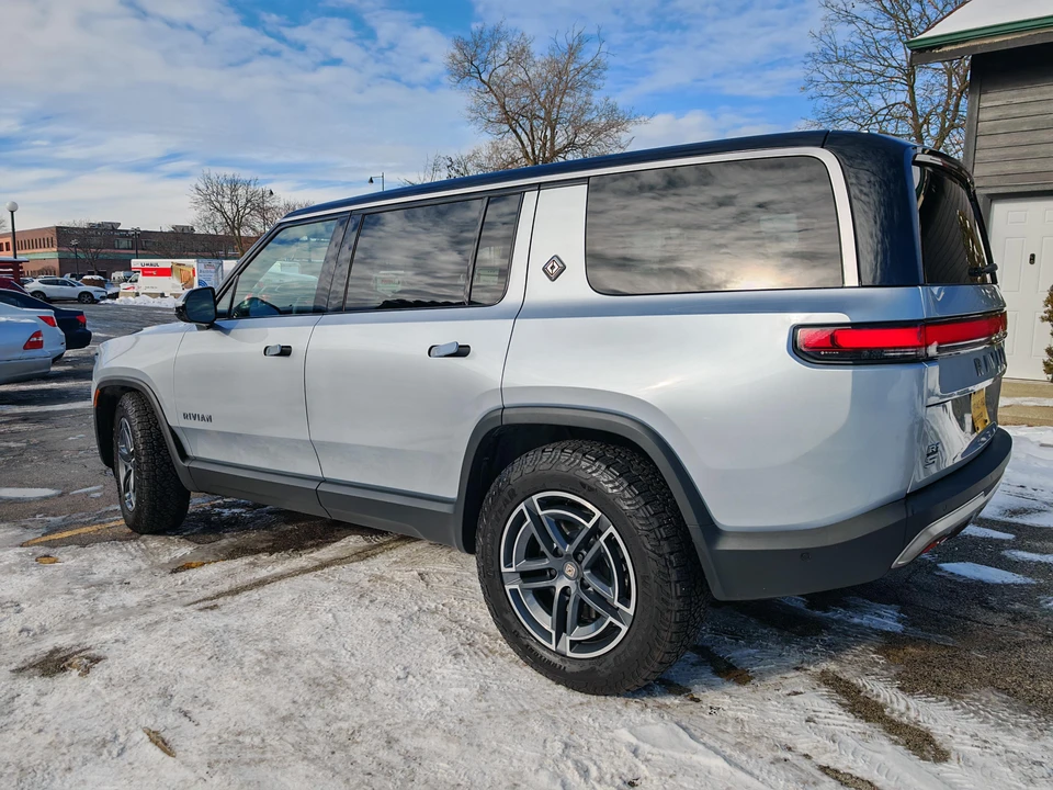 2026 Rivian R1S - Image 23 of 31
