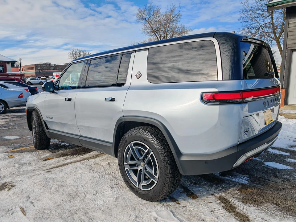 2026 Rivian R1S - Image 25 of 31