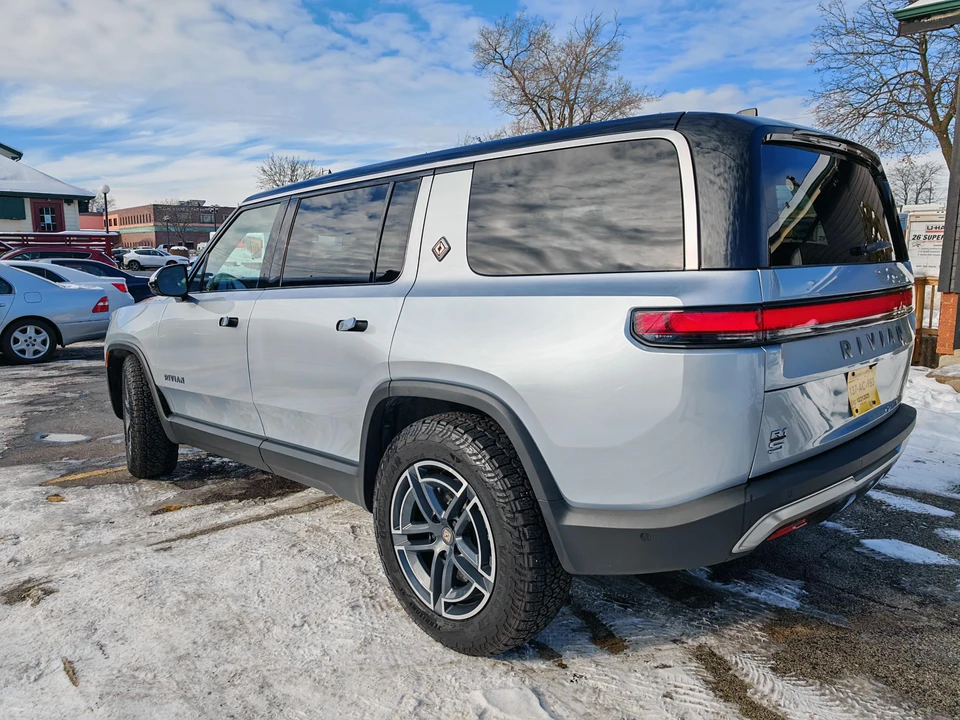 2026 Rivian R1S - Image 26 of 31