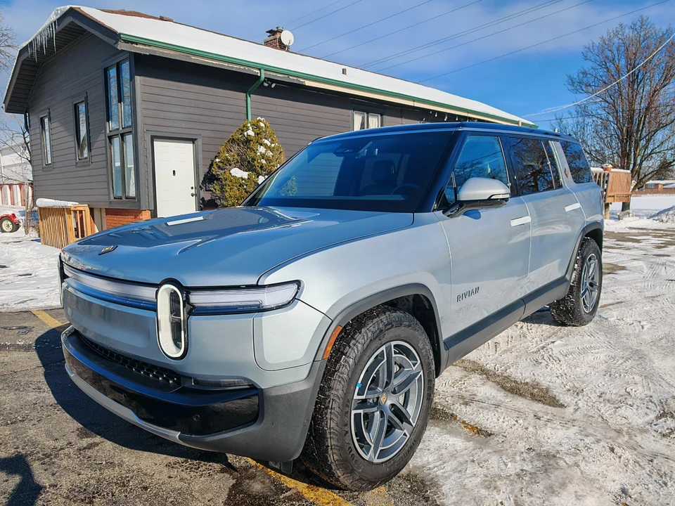 2026 Rivian R1S - Image 13 of 31