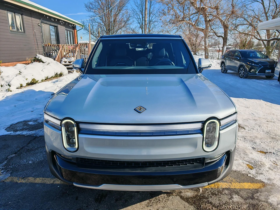 2026 Rivian R1S - Image 7 of 31