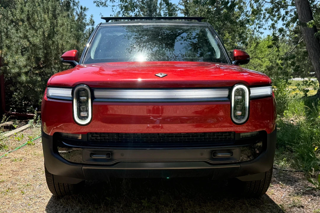 2026 Rivian R1S - Image 2 of 31