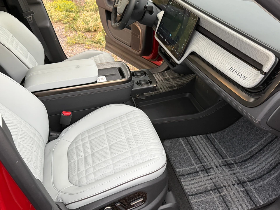 2026 Rivian R1S - Image 28 of 31
