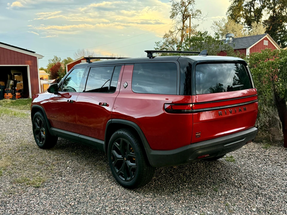 2026 Rivian R1S - Image 9 of 31