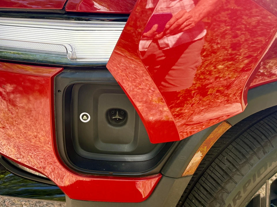 2026 Rivian R1S - Image 18 of 31