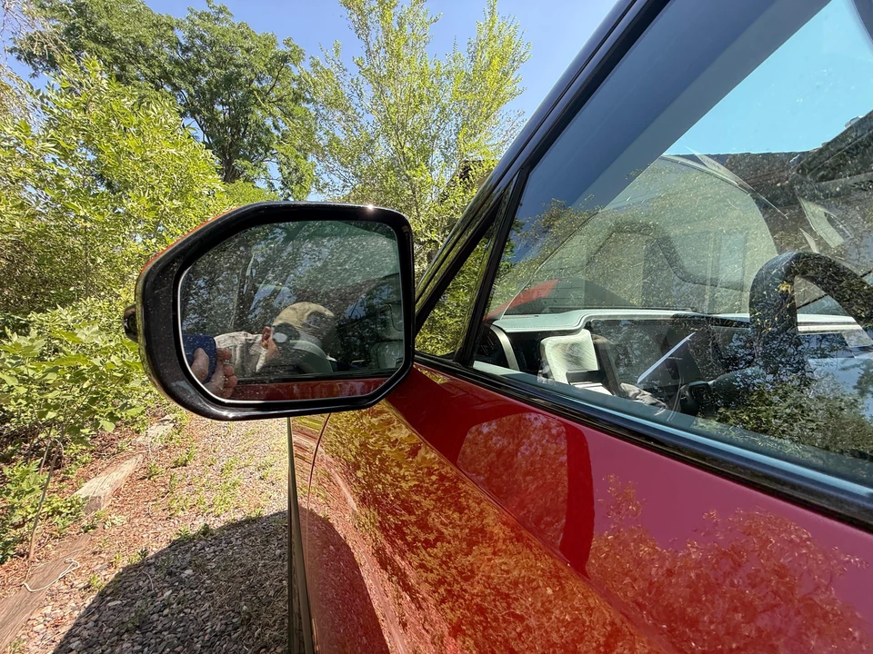 2026 Rivian R1S - Image 14 of 31