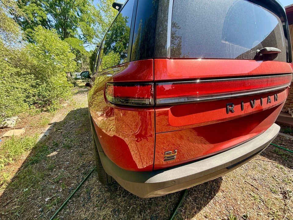 2026 Rivian R1S - Image 15 of 31