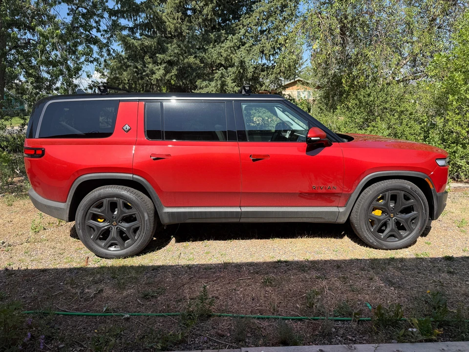 2026 Rivian R1S - Image 10 of 31