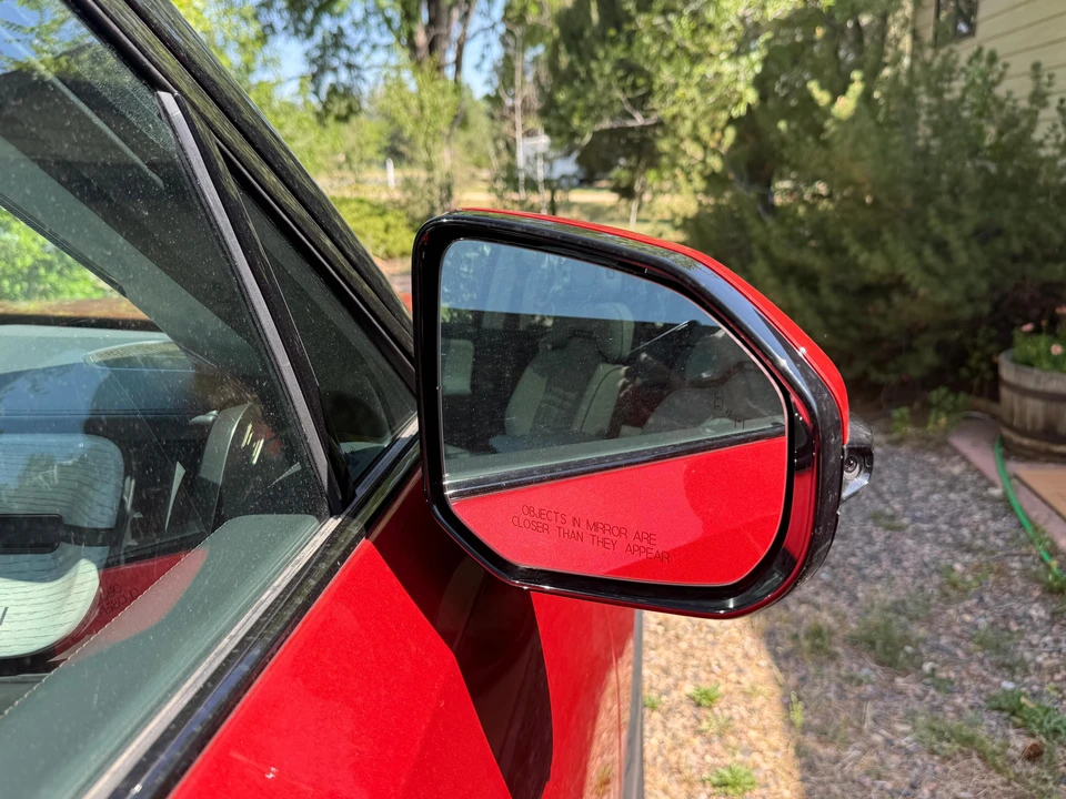 2026 Rivian R1S - Image 17 of 31