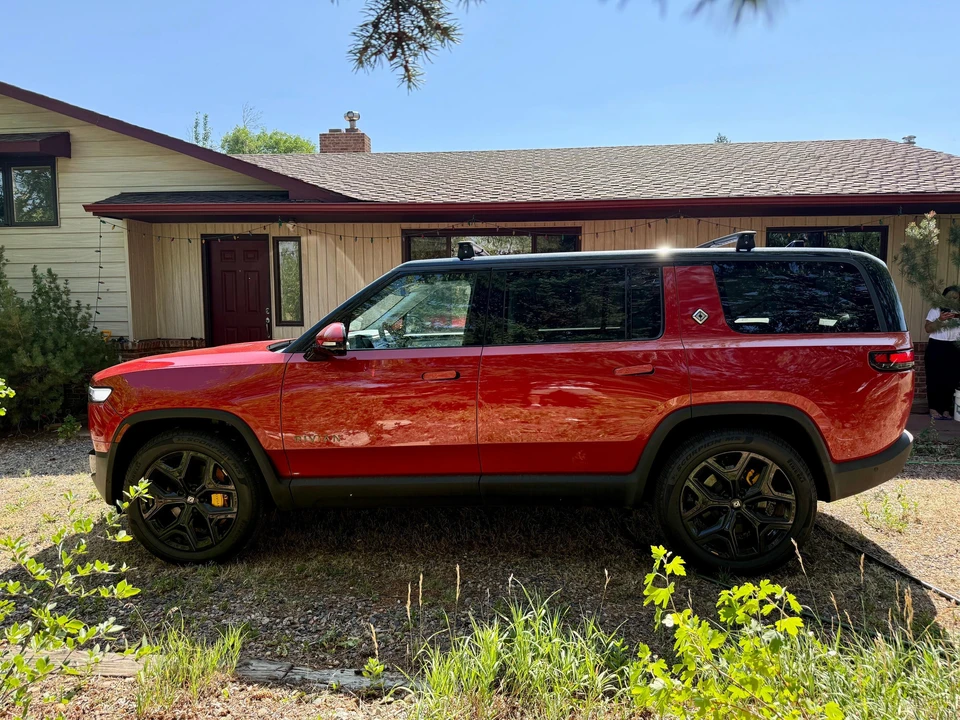 2026 Rivian R1S - Image 8 of 31