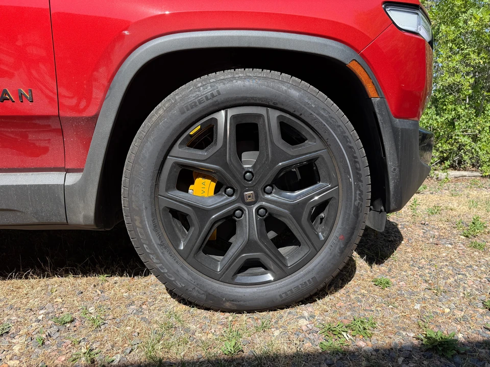 2026 Rivian R1S - Image 22 of 31