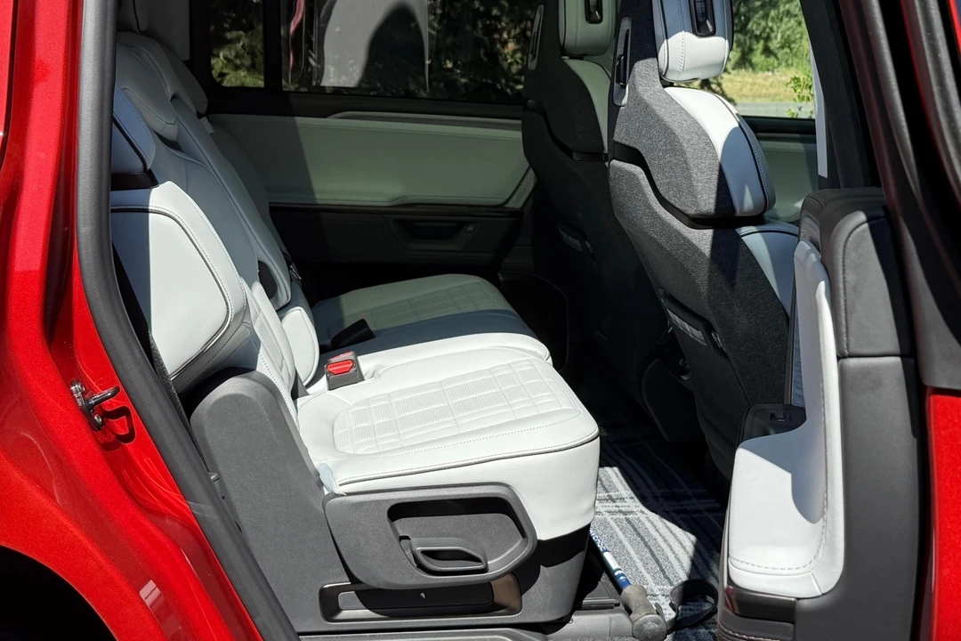 2026 Rivian R1S - Image 25 of 31