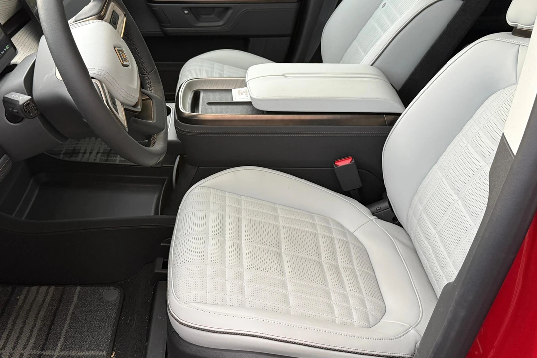 2026 Rivian R1S - Image 24 of 31