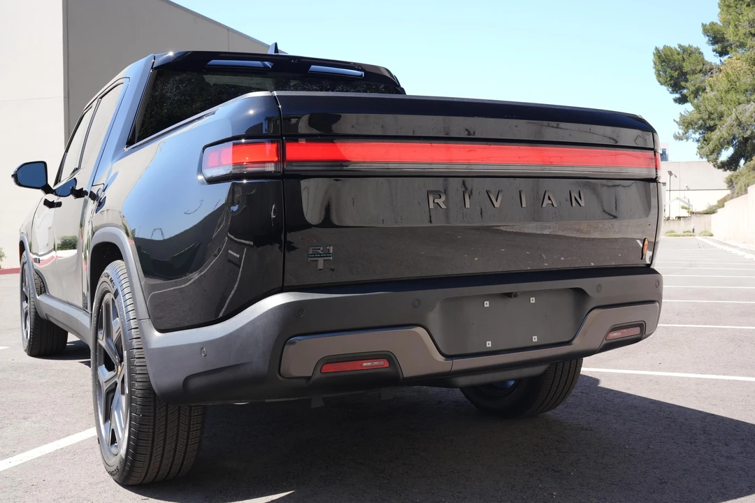2026 Rivian R1T - Image 15 of 31
