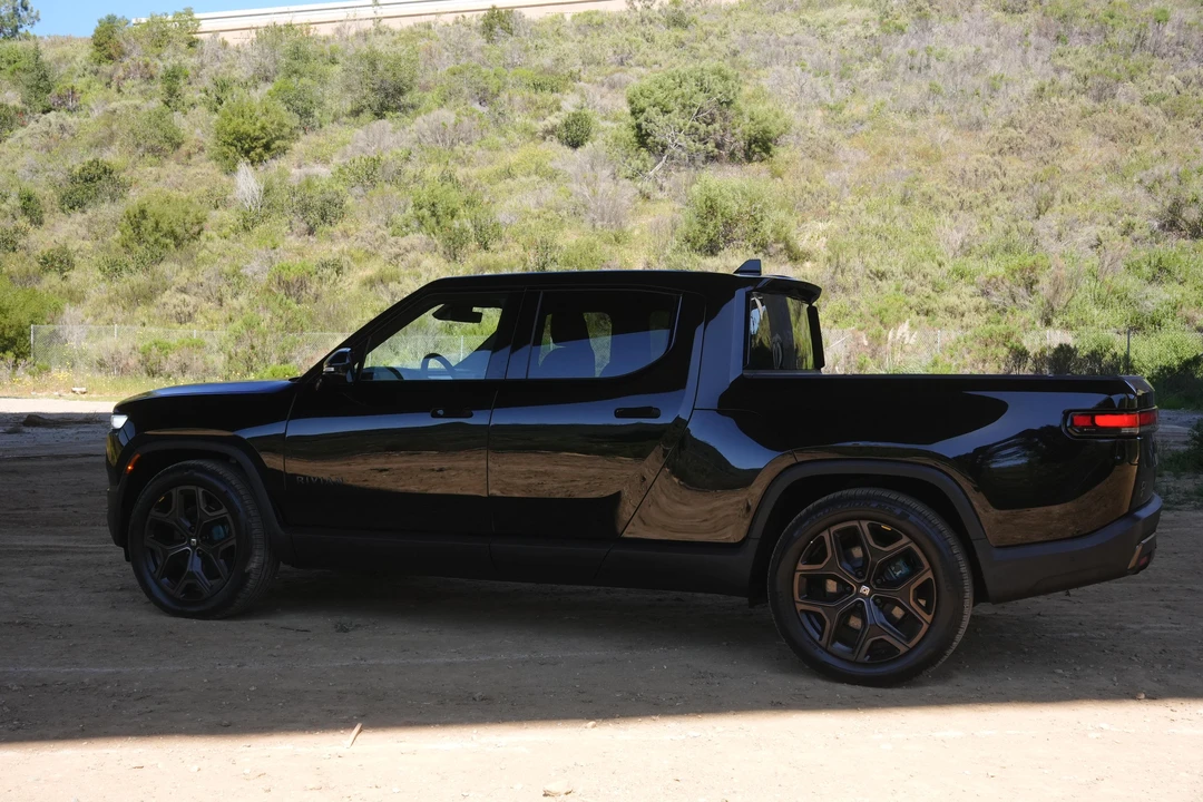 2026 Rivian R1T - Image 13 of 31