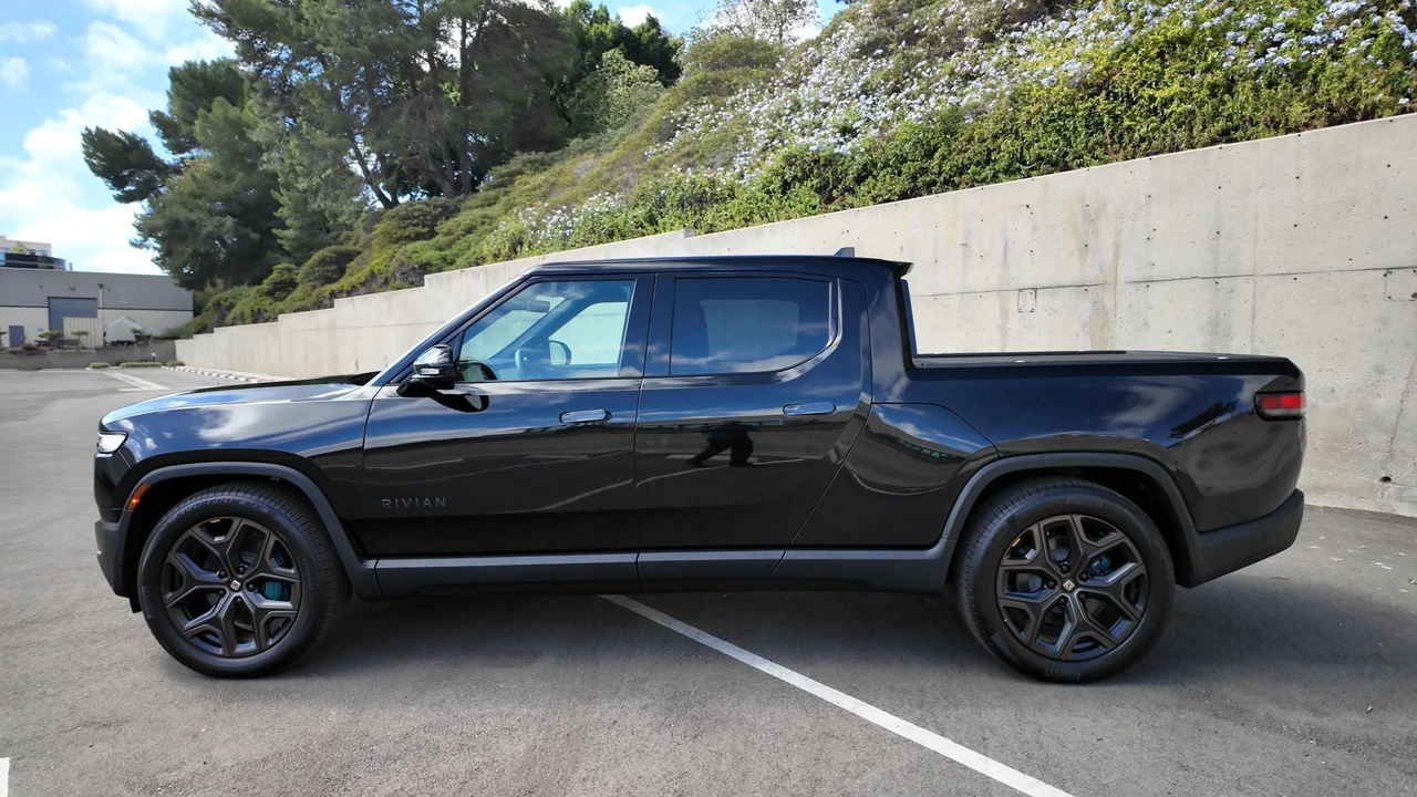 2026 Rivian R1T - Image 12 of 31