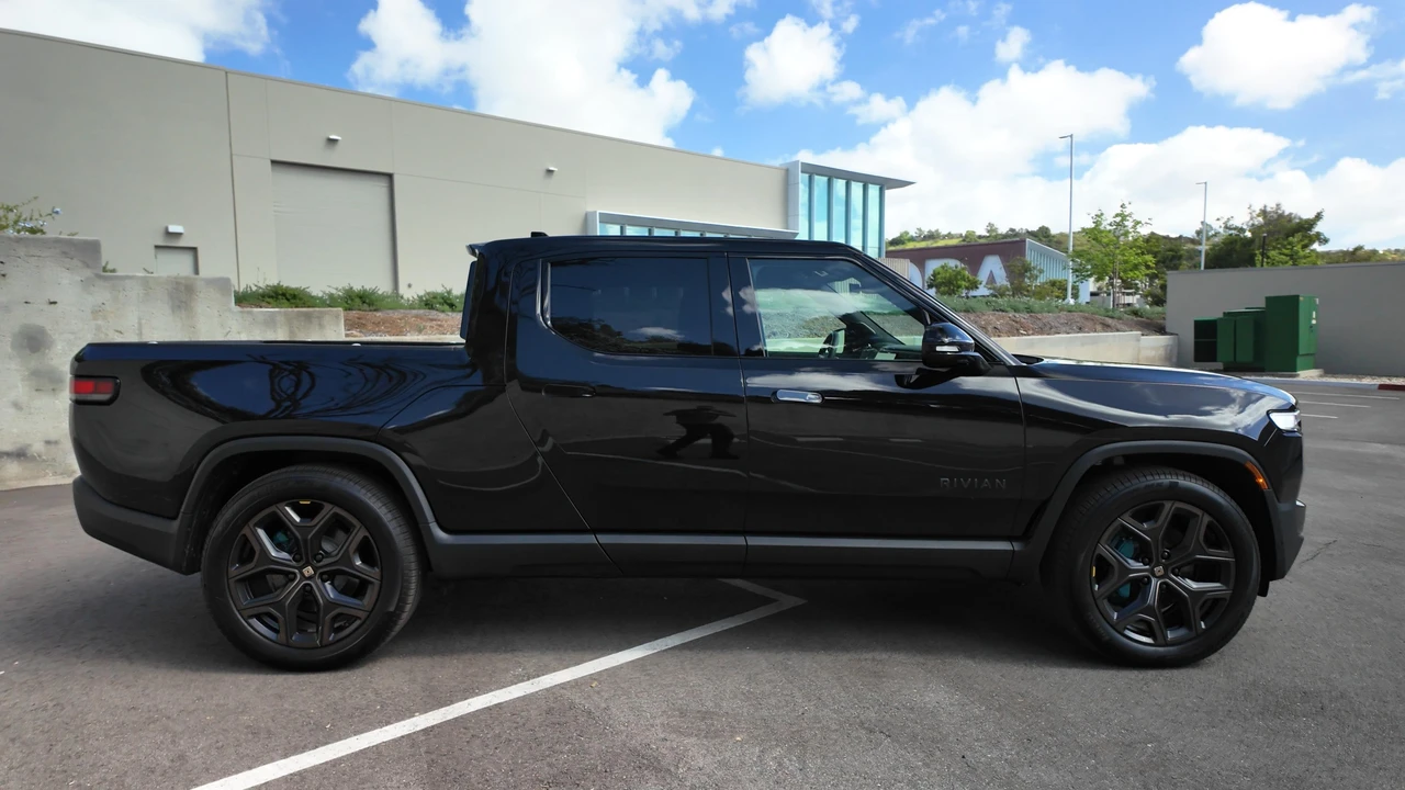 2026 Rivian R1T - Image 17 of 31