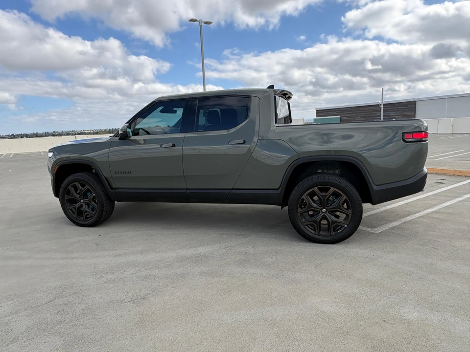 2026 Rivian R1T - Image 19 of 31