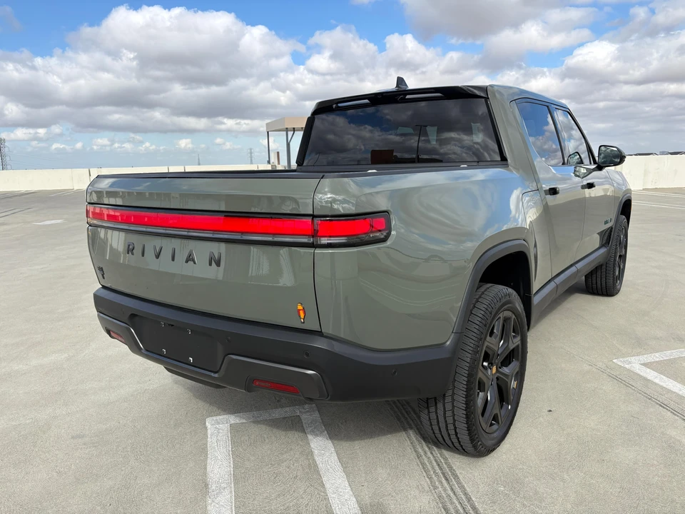2026 Rivian R1T - Image 23 of 31
