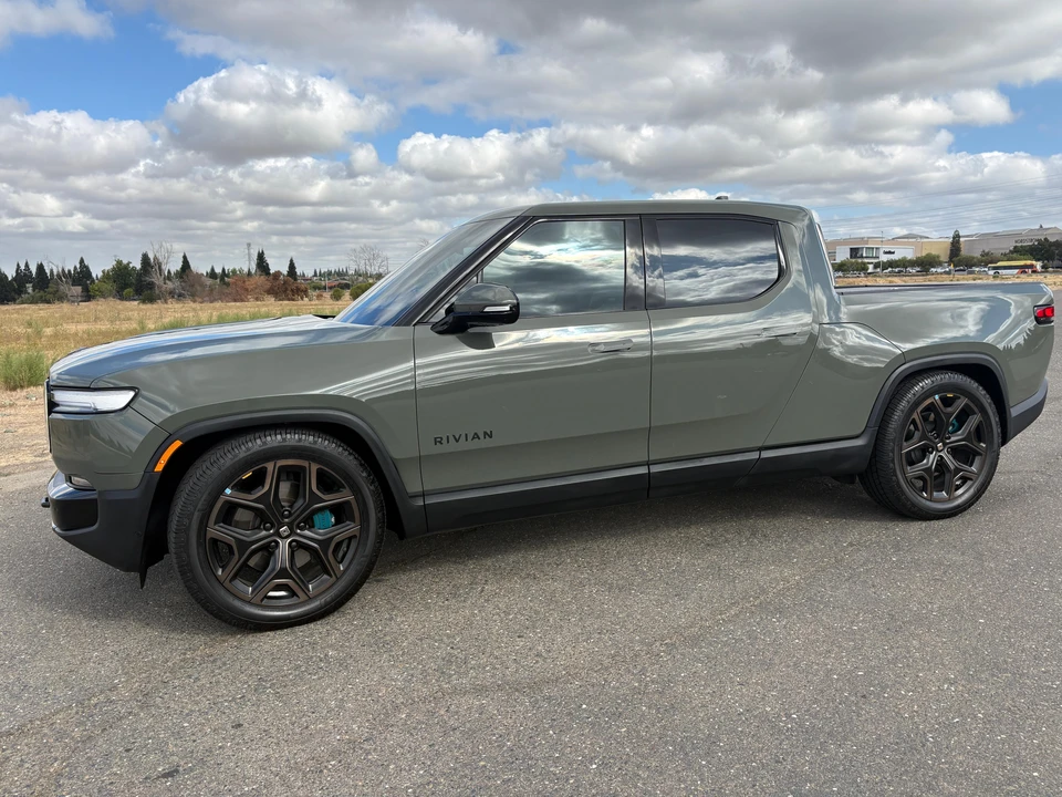2026 Rivian R1T - Image 9 of 31