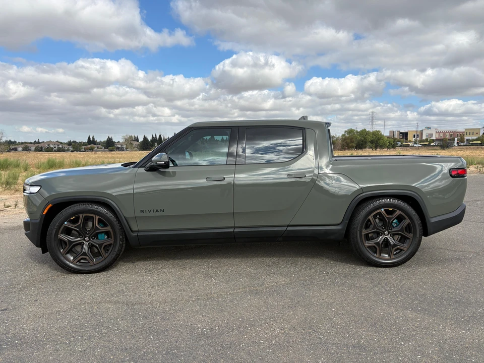 2026 Rivian R1T - Image 11 of 31