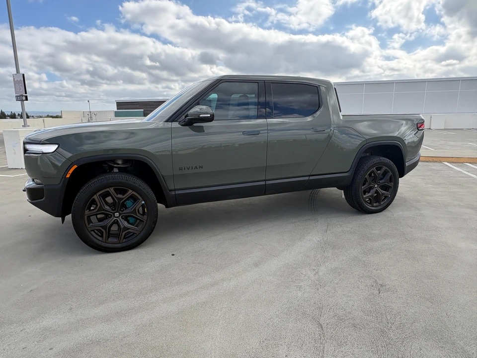 2026 Rivian R1T - Image 17 of 31