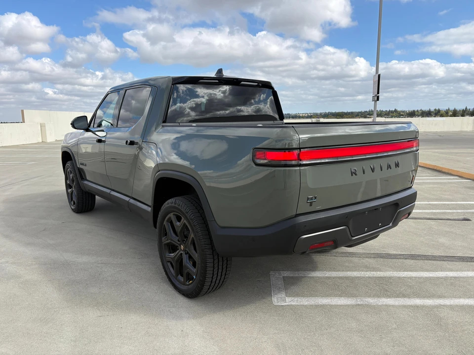 2026 Rivian R1T - Image 21 of 31